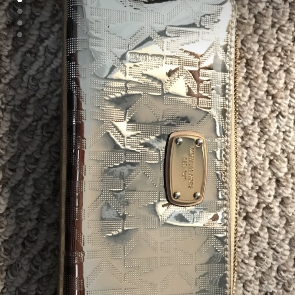 Michael kors wallet. Looking to trade