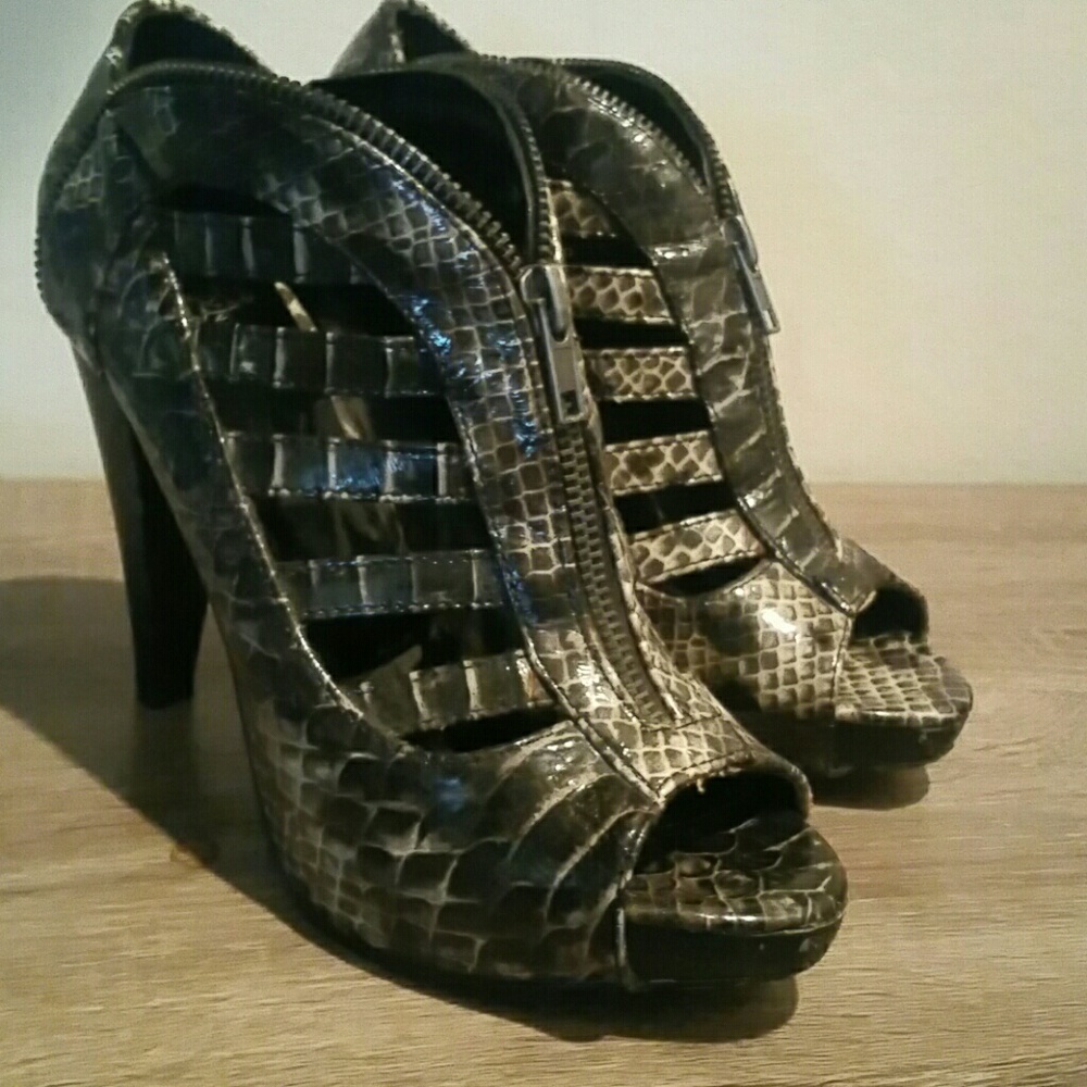 Snakeskin heels with zipper