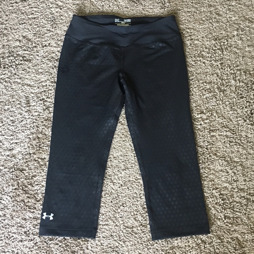 Black Under Armour cropped leggings XS