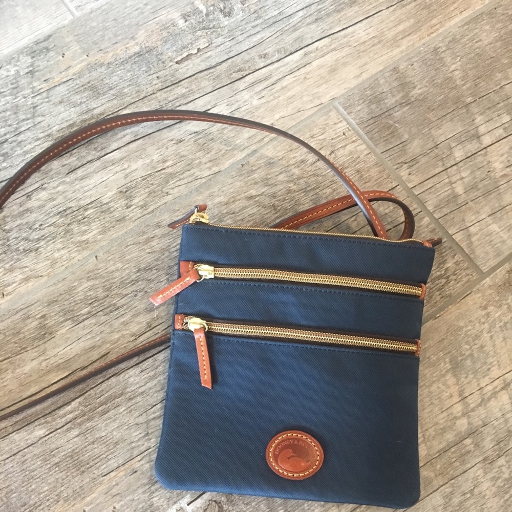 DOONEY & BOURKE CROSS BODY PURSE