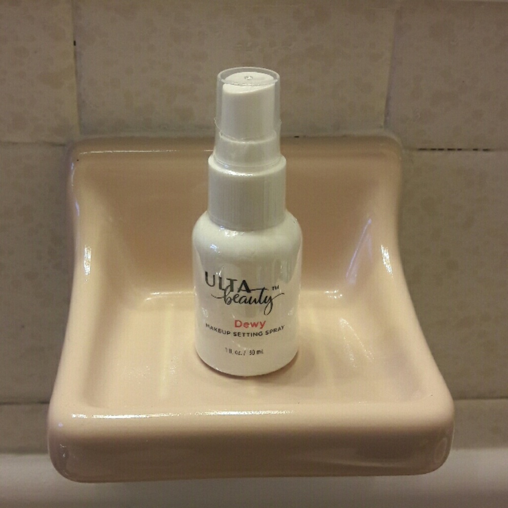 Dewy setting spray