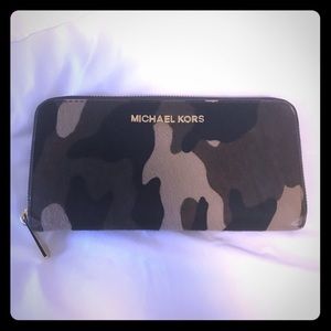 Camouflage print wallet
