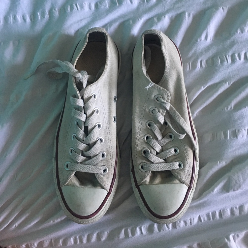 White lowcut converse