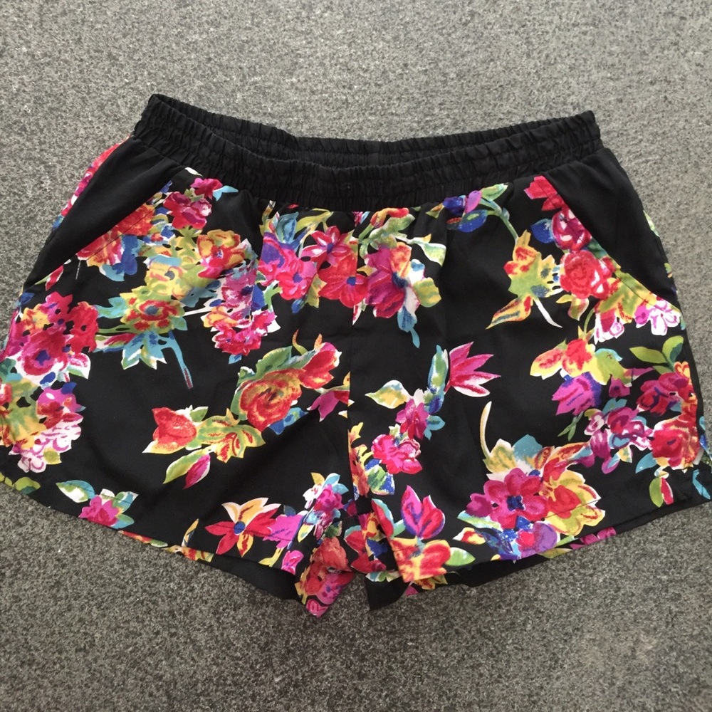 Freckles super cute floral mini shorts sz L junior