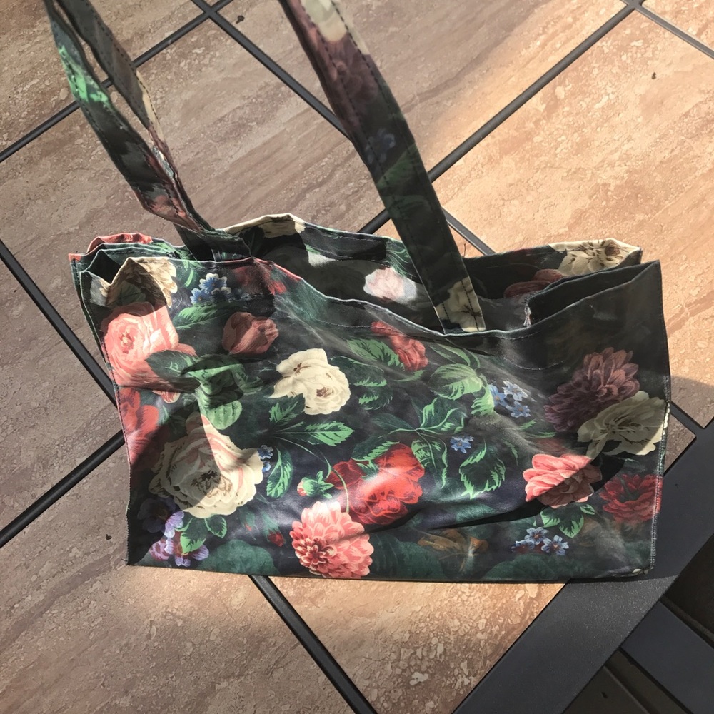 Caspari vintage medium shoulder tote.