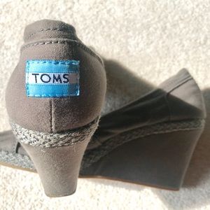 🌸TOMS Grey Wedge🌸 Size 9W