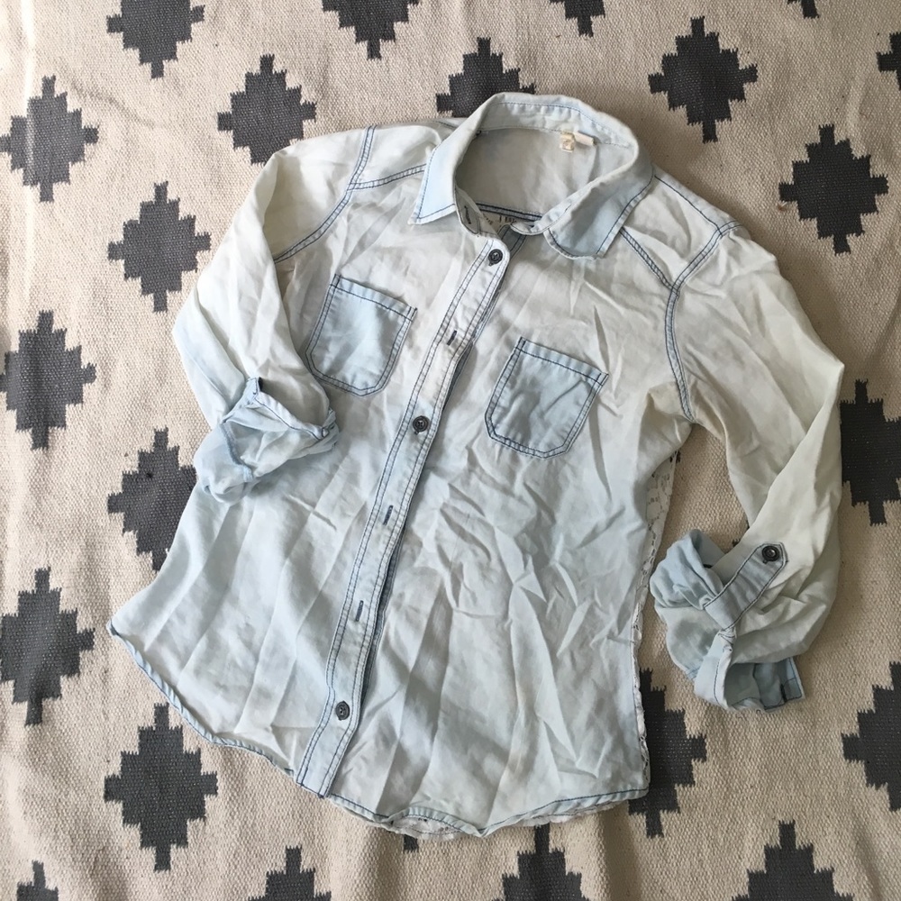 Lightweight Chambray Buttonup