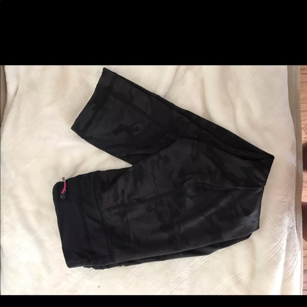 Black camo lululemon Crop