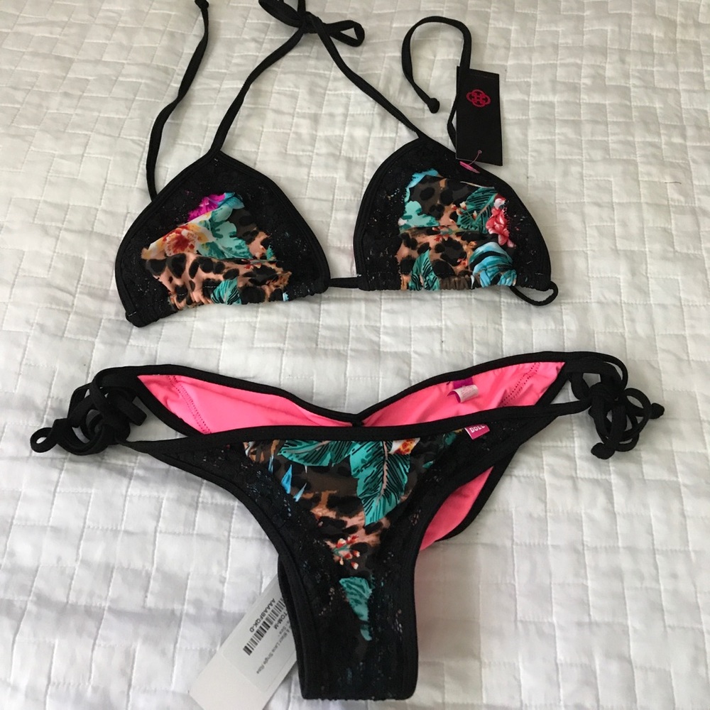 Lace triangle bikini top and crunch bottoms 💕
