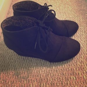 Black wedges