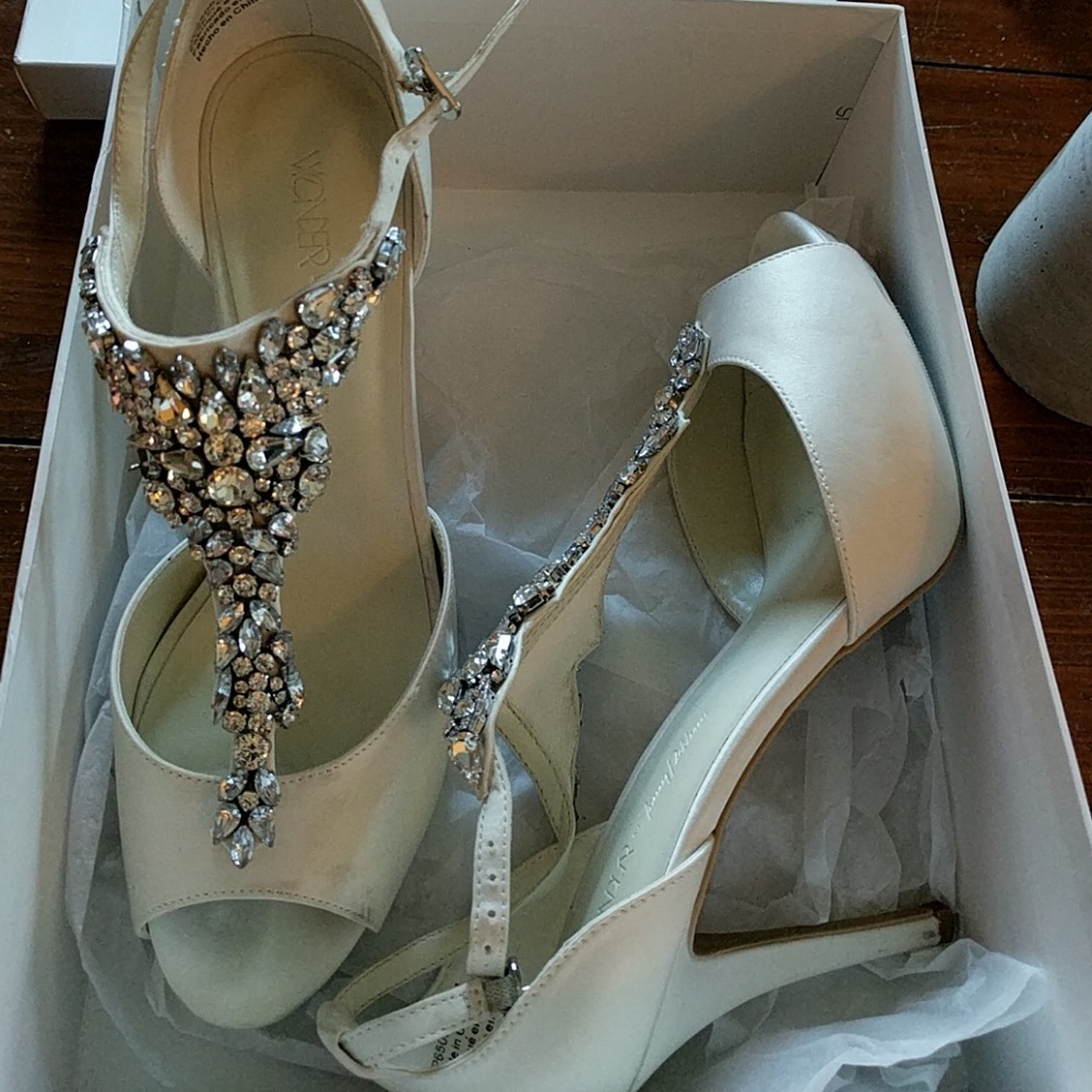 Beautiful cream colored 4 inch heels