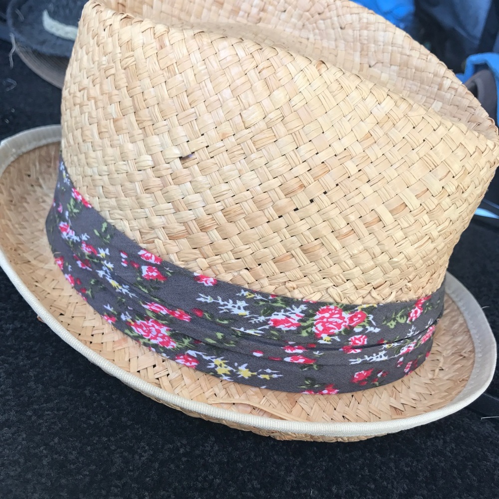 Straw hat with gray & floral ribbon