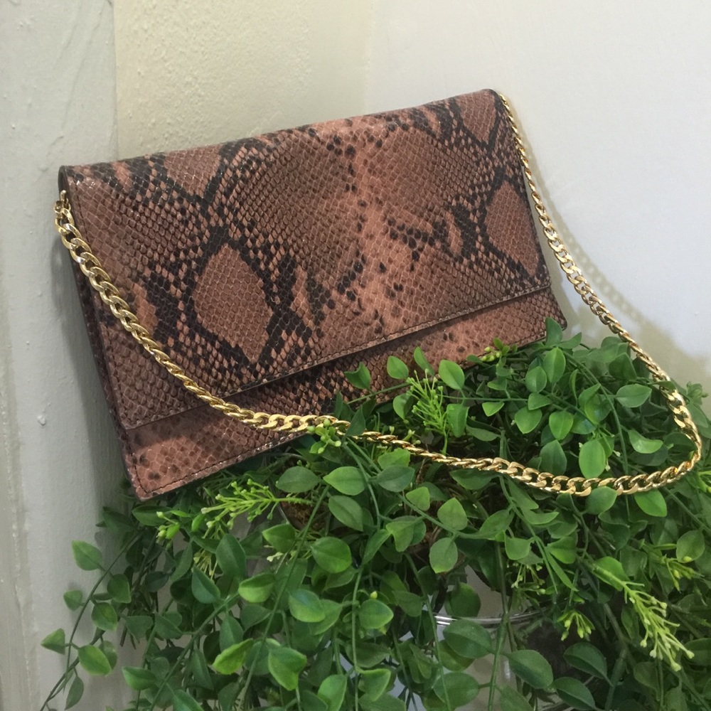 🎉Beautiful Anne Taylor snake skin purse 🎉