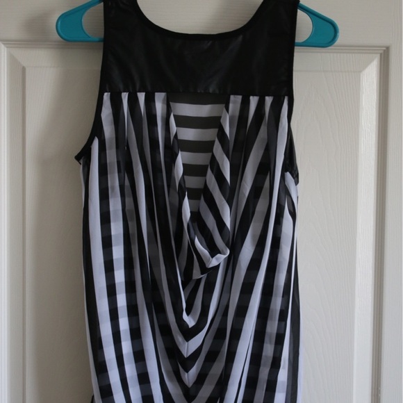 Casual Sleeveless Blouse - Picture 2 of 2