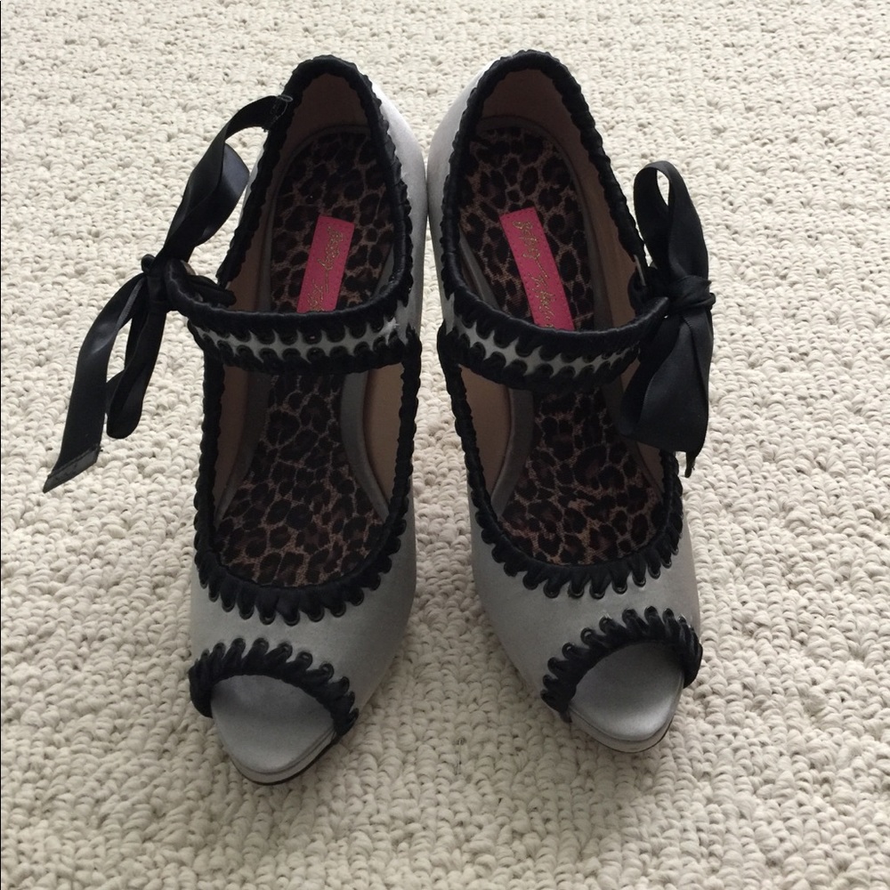 new Betsey Johnson calandra open toe shoes