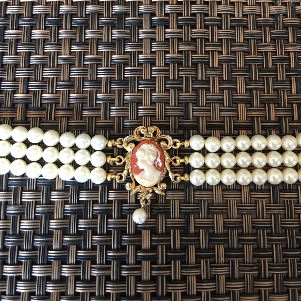 💎 price drop💎 Vintage pearl choker with cameo