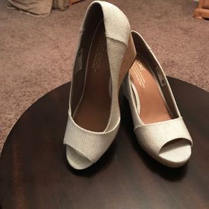 Tom's peep toe wedges