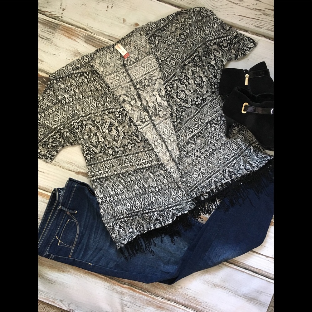 ✨Black and white lace and fringe kimono