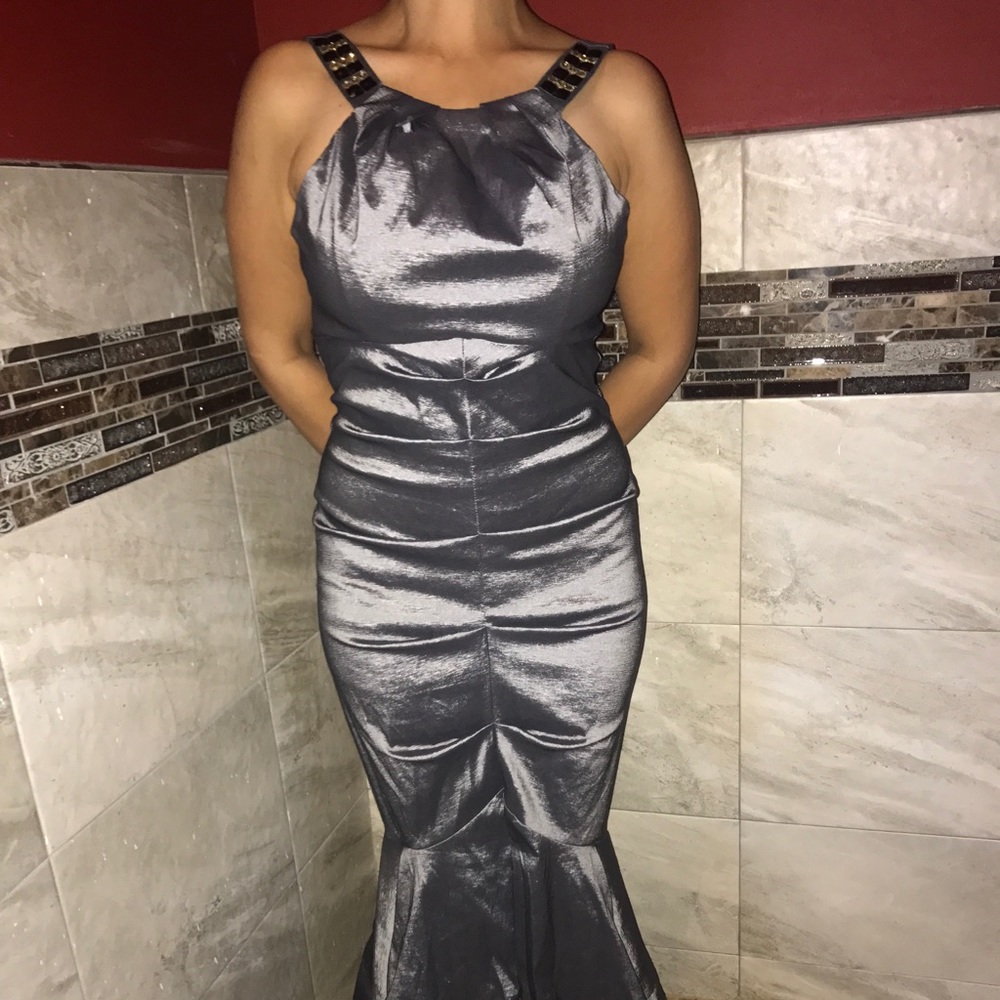 Formal dress - Picture 1 of 2