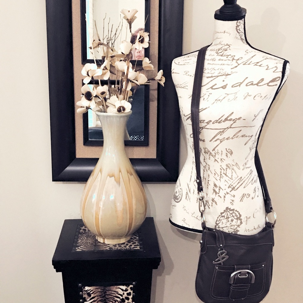 Leather brown crossbody.