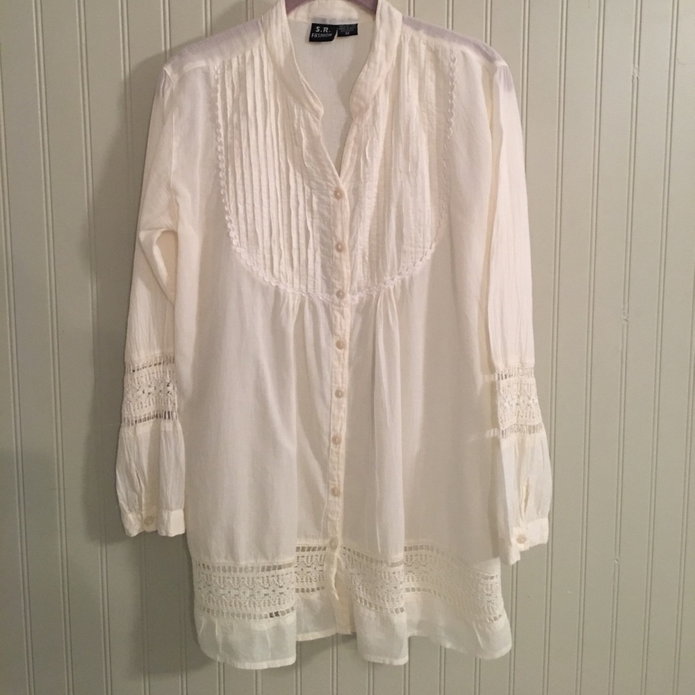 Adorable blouse with lace on sleeves and bottom