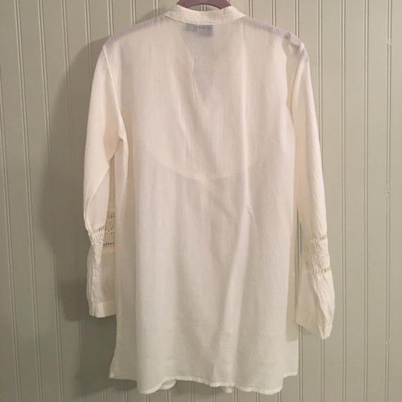 Adorable blouse with lace on sleeves and bottom - Picture 2 of 6