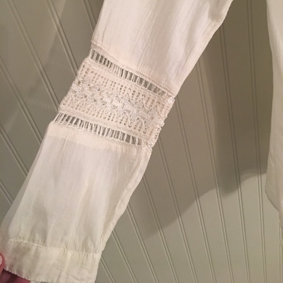 Adorable blouse with lace on sleeves and bottom - Picture 3 of 6