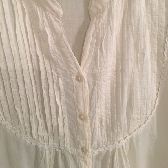 Adorable blouse with lace on sleeves and bottom - Picture 5 of 6