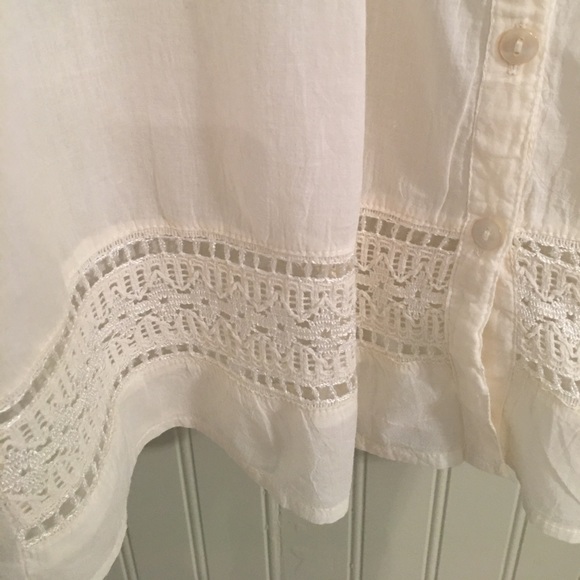 Adorable blouse with lace on sleeves and bottom - Picture 6 of 6