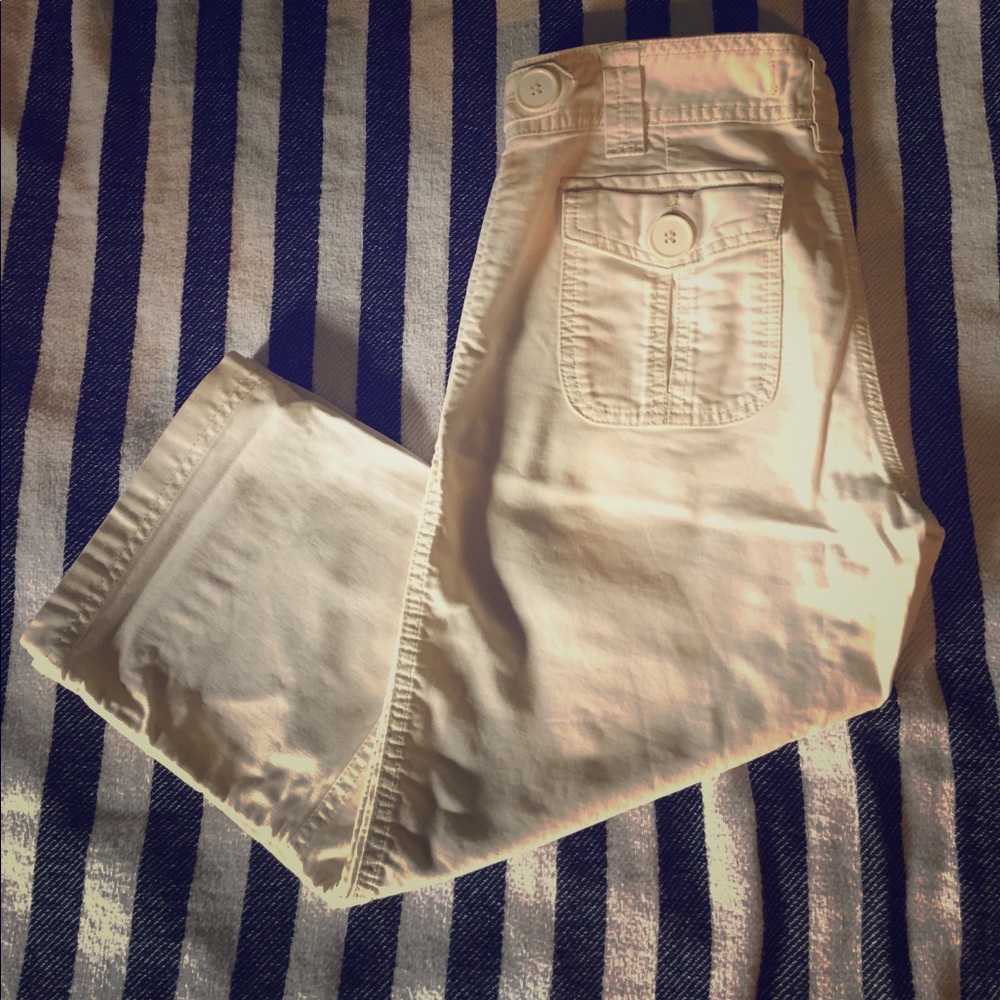 WHITE Capris 👖MAKE AN OFFER👖