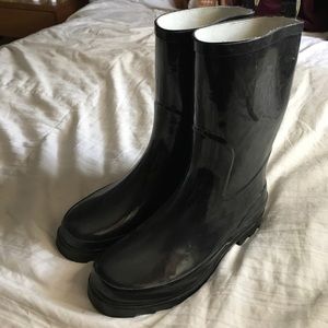 Ladies mid calf size 9 Rubber Rain Boots