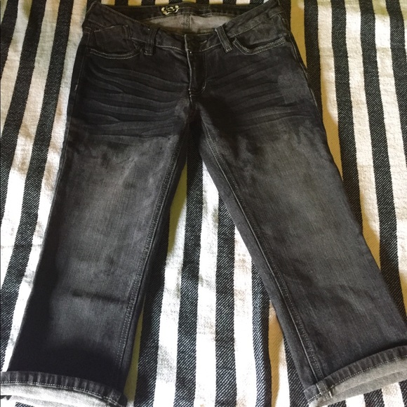 🌸Capris 🌸 - Picture 2 of 2