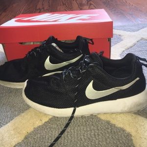 Nike Black and White Roshe One