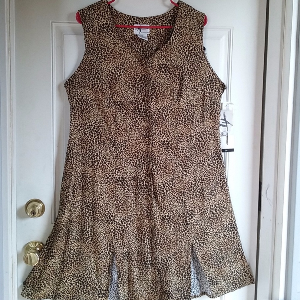Sleeveless leopard print dress