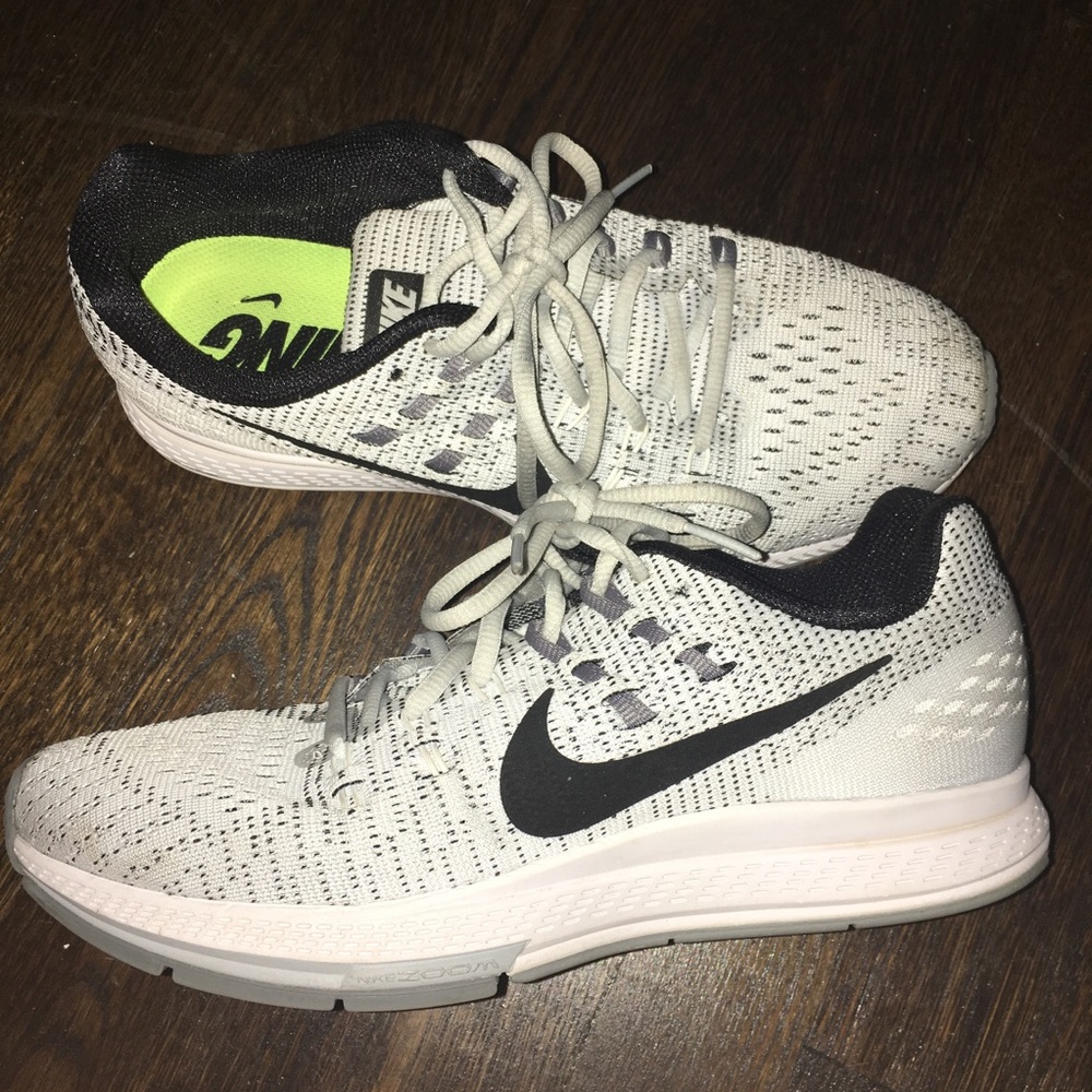 NWOT WHITE NIKE TENNIS SHOES/SNEAKERS! WOMENS 8.5!