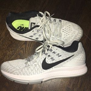 NWOT WHITE NIKE TENNIS SHOES/SNEAKERS! WOMENS 8.5!