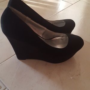 Black wedges