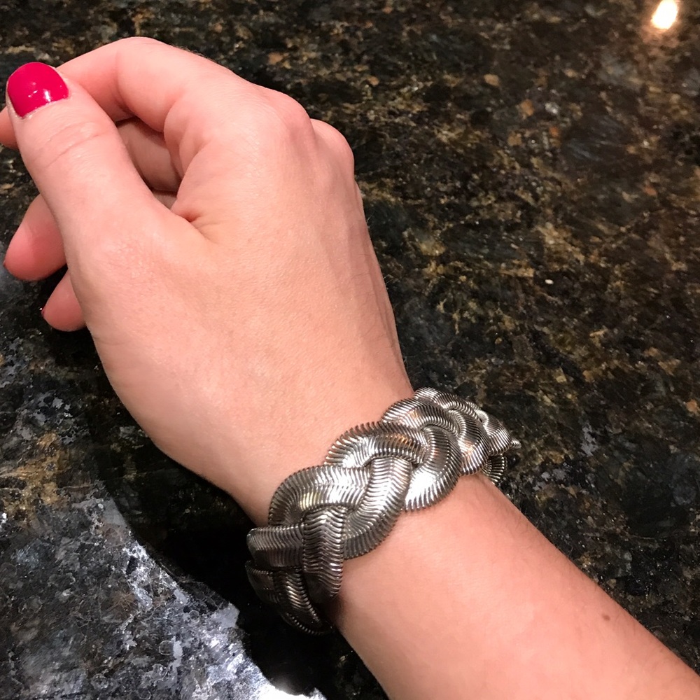 Silver braided bracelet with toggle enclosure