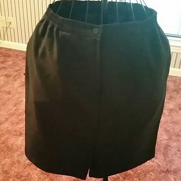 Knee length black skirt - Picture 2 of 2