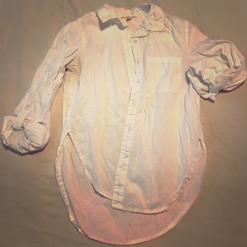 White high-low side cut out shirt