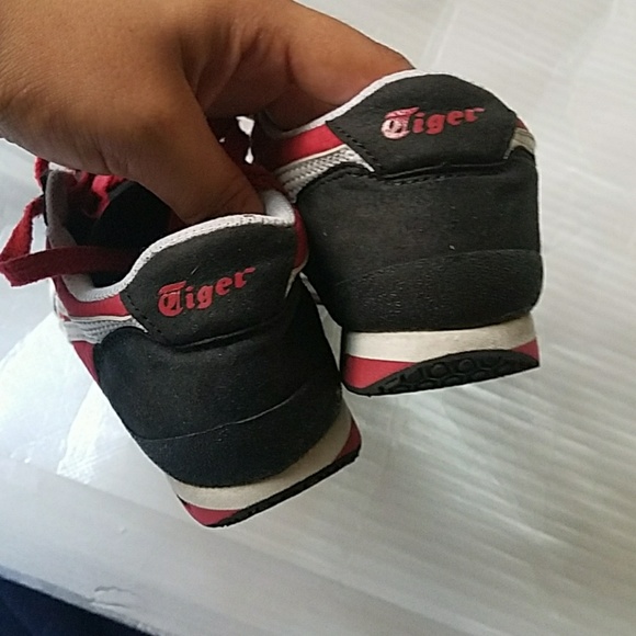 ONITSUKA TIGER ULTIMATE 81 PS CLASSIC RUNNING SHOE - Picture 5 of 8