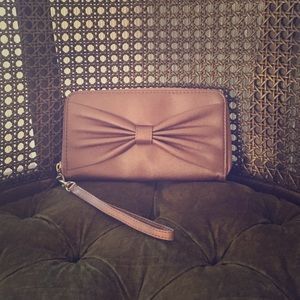 Bow wristlet with detachable strap!