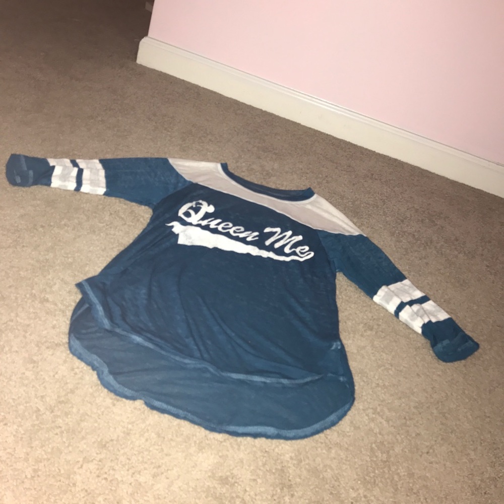 Blue/white graphic shirt