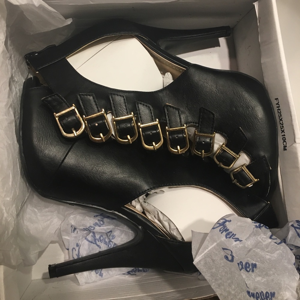 Black buckled heels 👠