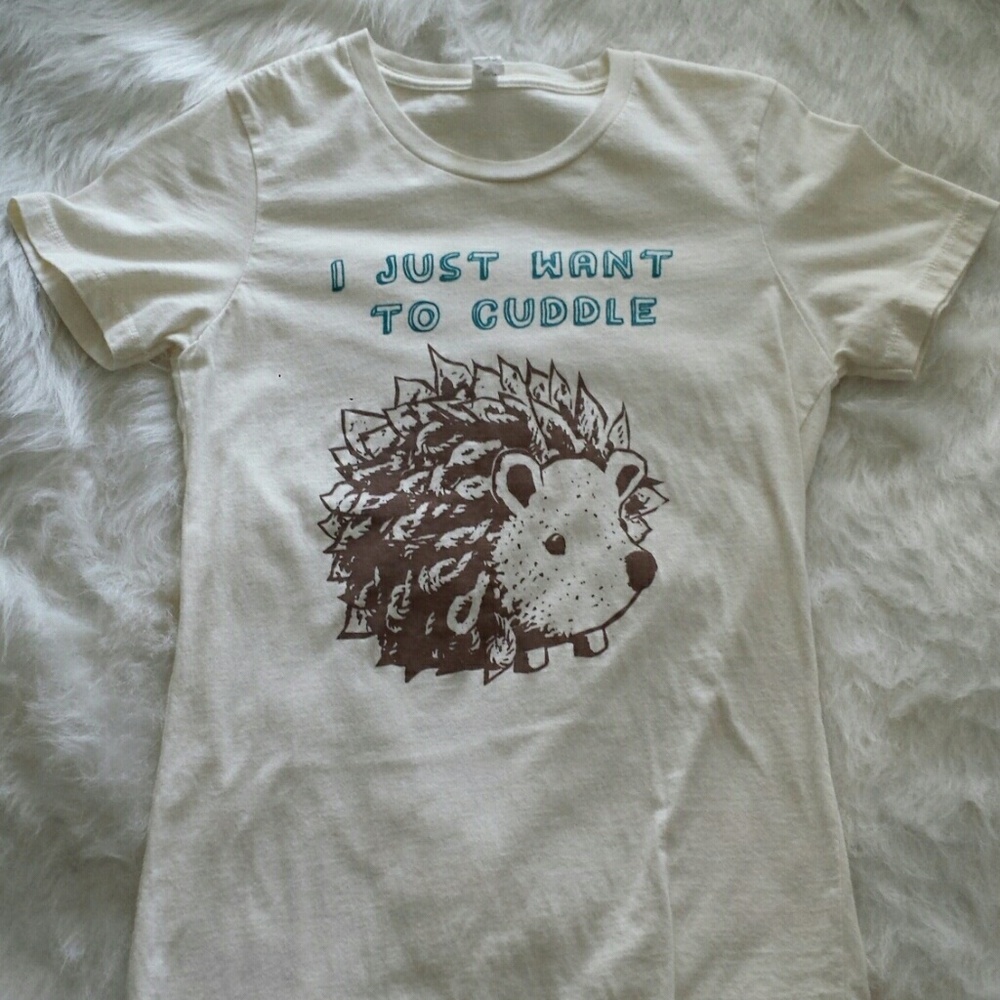 Cream "I just want to cuddle" hedgehog t-shirt