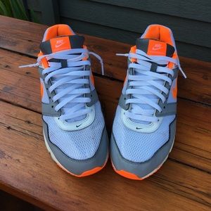 Retro Nike Airmax Navigates