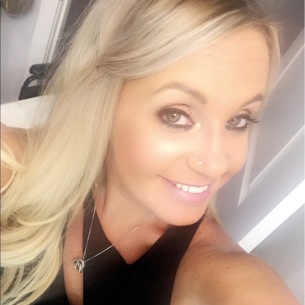 Meet your Posher, Debi