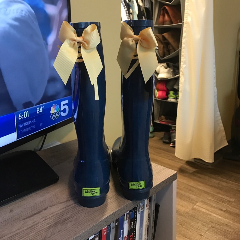 Navy rain boots with bow