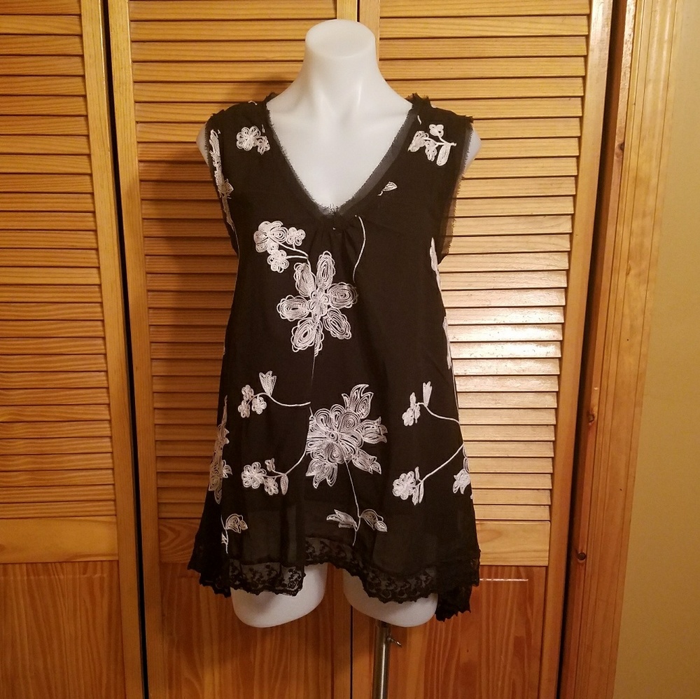 NWOT beautiful sleeveless lace top!!