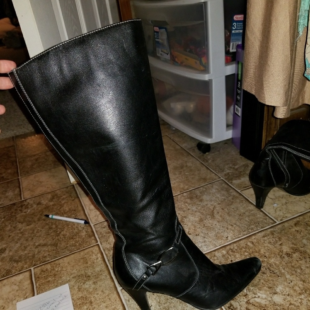 Black heeled boots